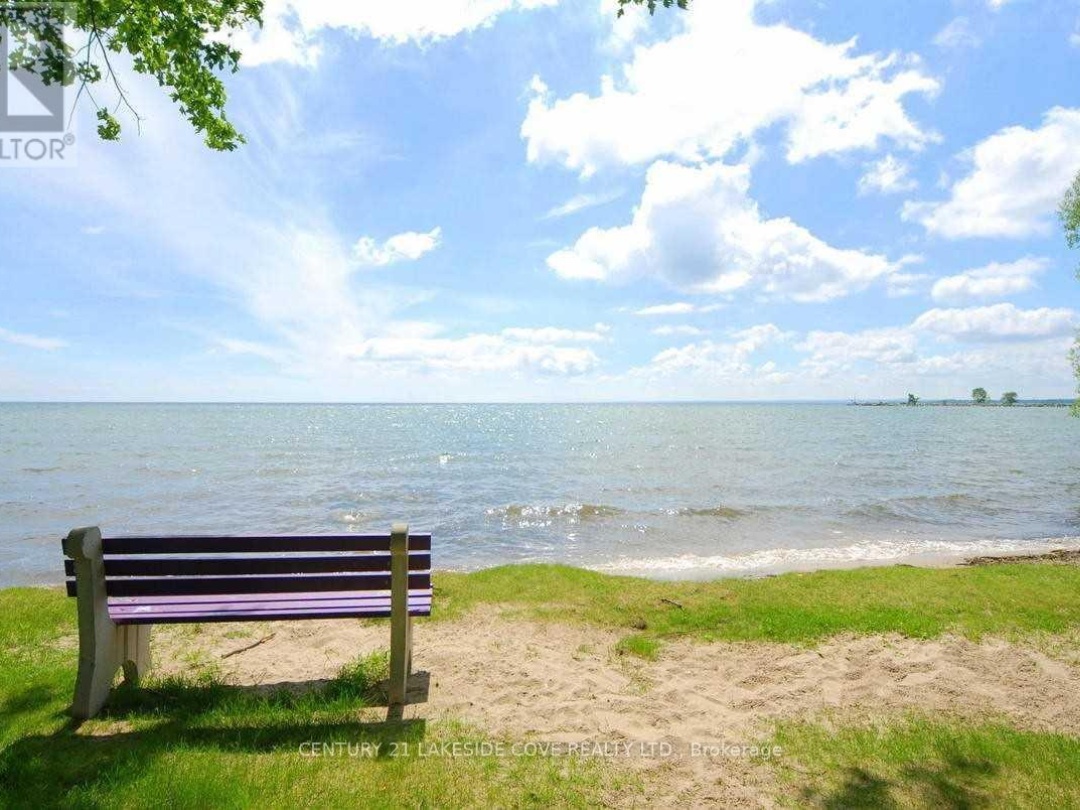 UNIT 4 - 4 PARADISE BOULEVARD, Lake Simcoe