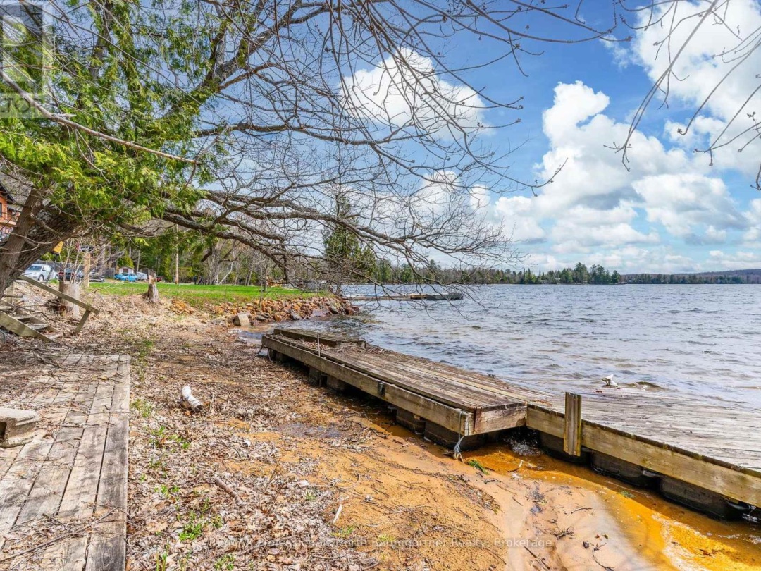 1093 REYNOLDS ROAD, Horseshoe Lake