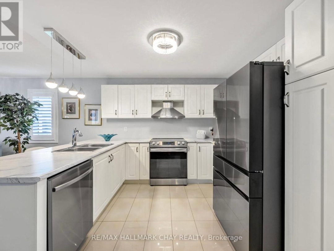 17 SOPHIE LANE S, 