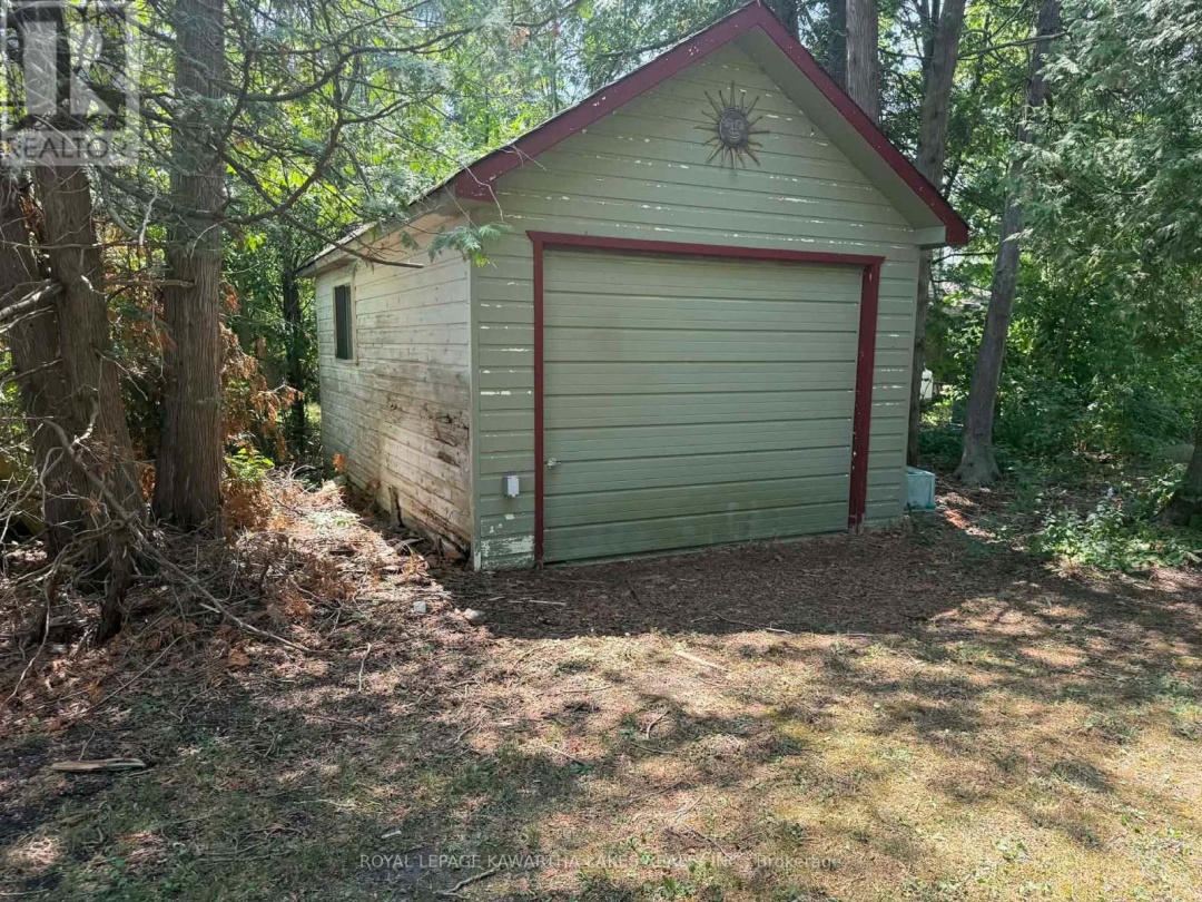 8 STURGEON GLEN ROAD, Sturgeon Lake