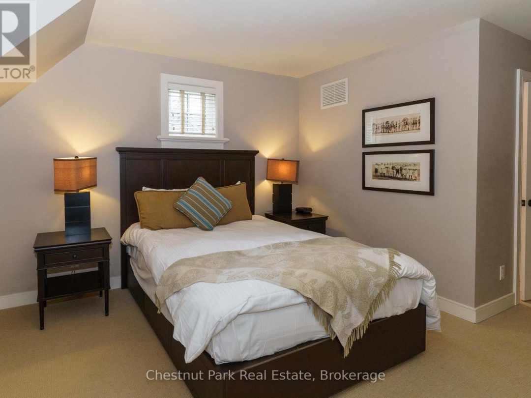 501 GLEN ABBEY WAY E, 