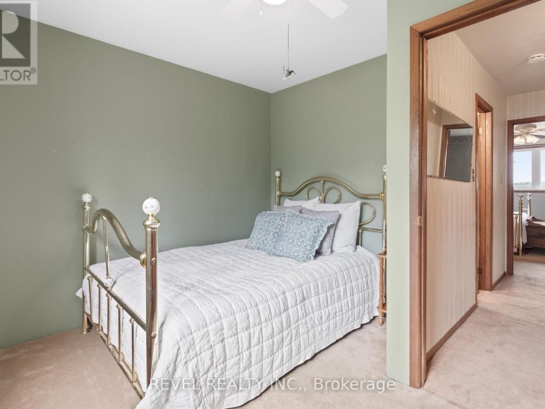 126 PINEWOOD BOULEVARD, Canal Lake