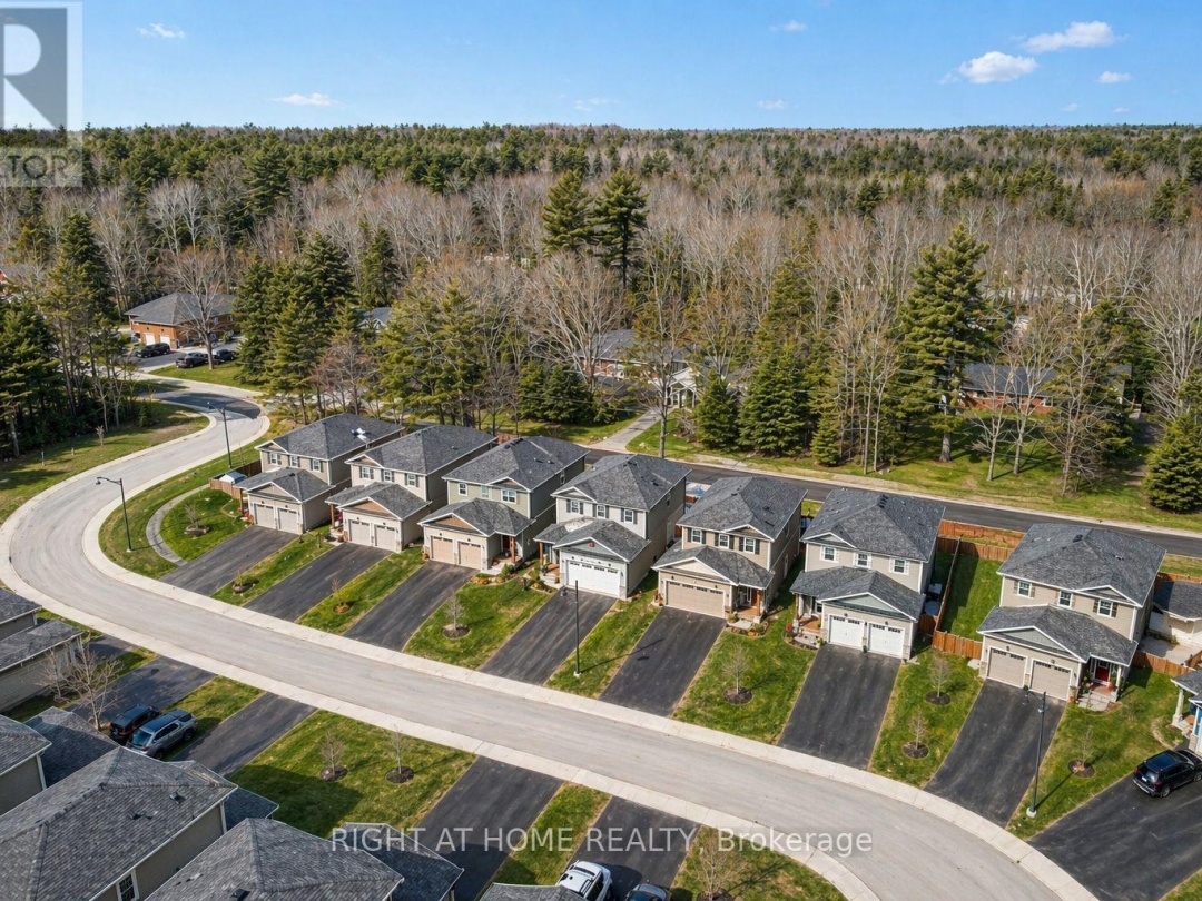 102 FIELDSTREAM CHASE, Bracebridge (Macaulay)