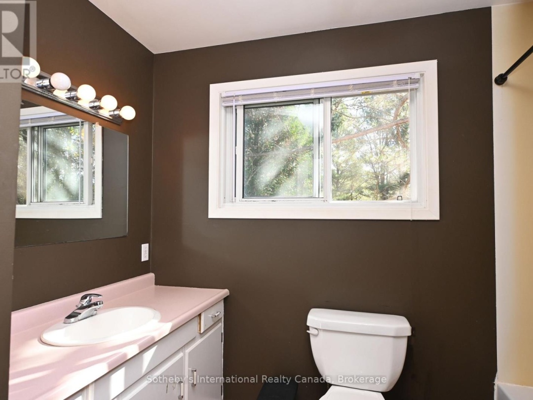 6 PLEASANTVIEW DRIVE, 