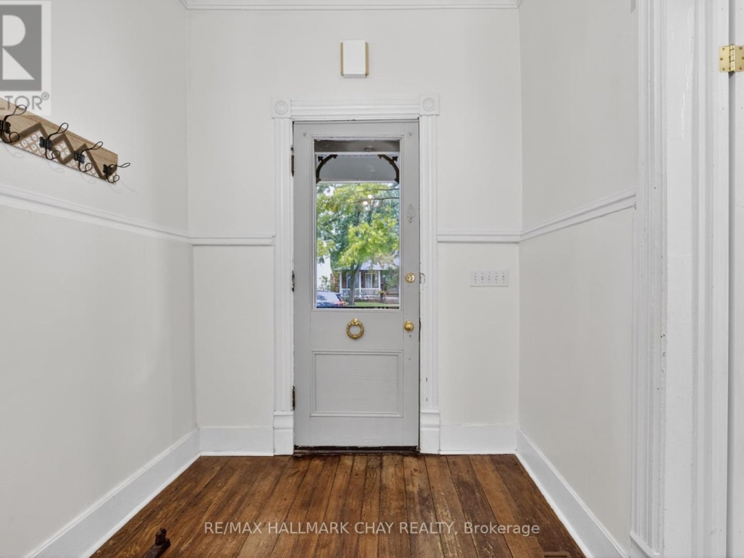 400 PETER STREET N, 