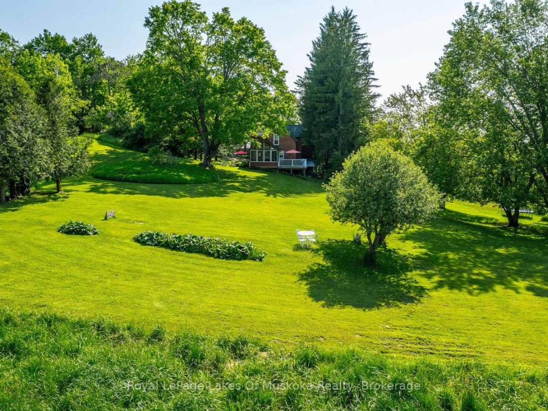 229 FRASERBURG ROAD, Bracebridge (Macaulay)
