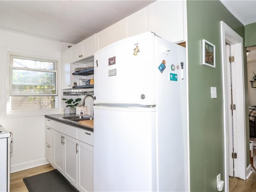7 ALBANY Avenue, 