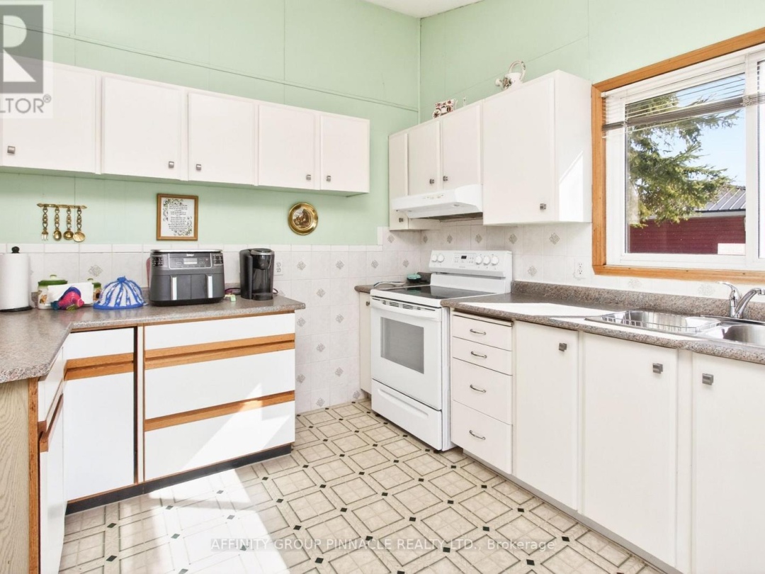 12 NORTH BAYOU ROAD, Sturgeon Lake