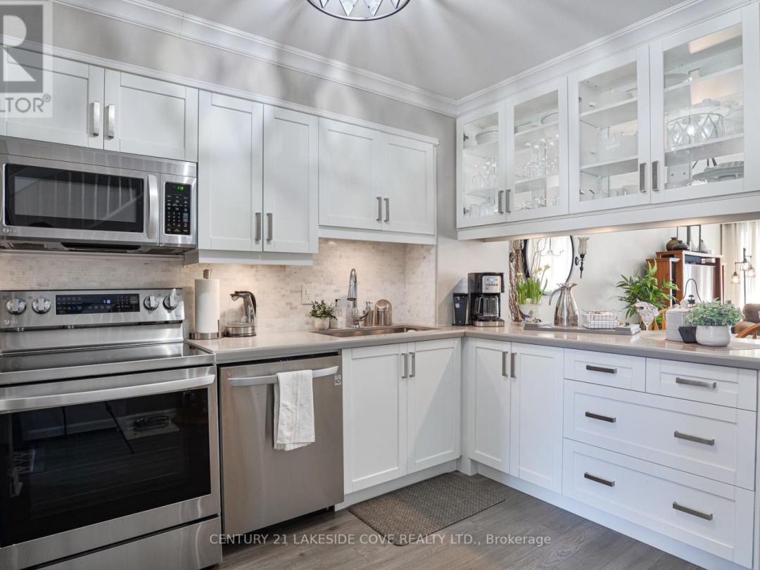 UNIT 4 - 4 PARADISE BOULEVARD, Lake Simcoe