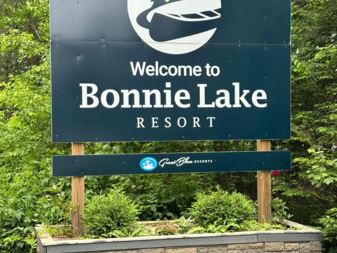 439 SPRINGWATER CRESCENT, Bonnie Lake