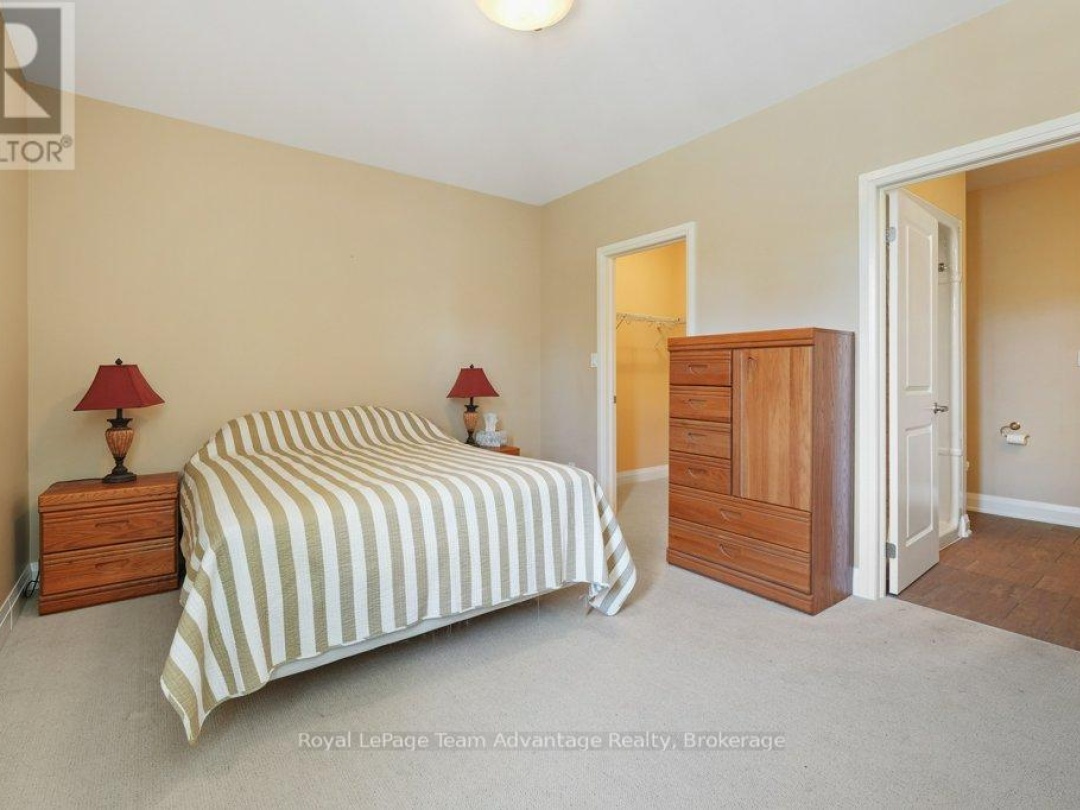 203 - 20A SILVER BIRCH COURT,