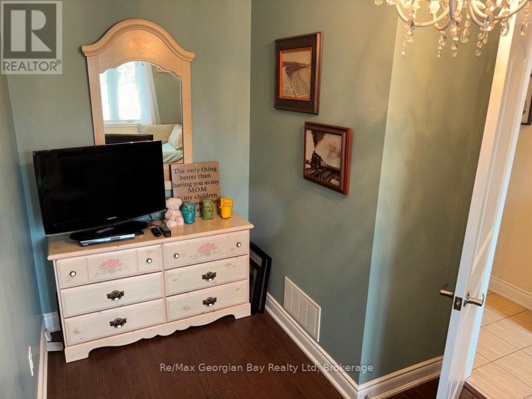 10 MAPLE COURT, 