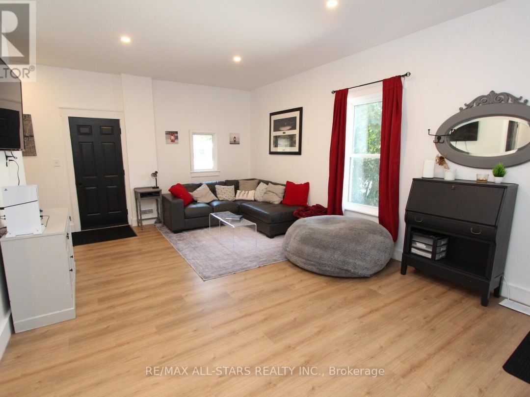 21 FRANCIS STREET E, 