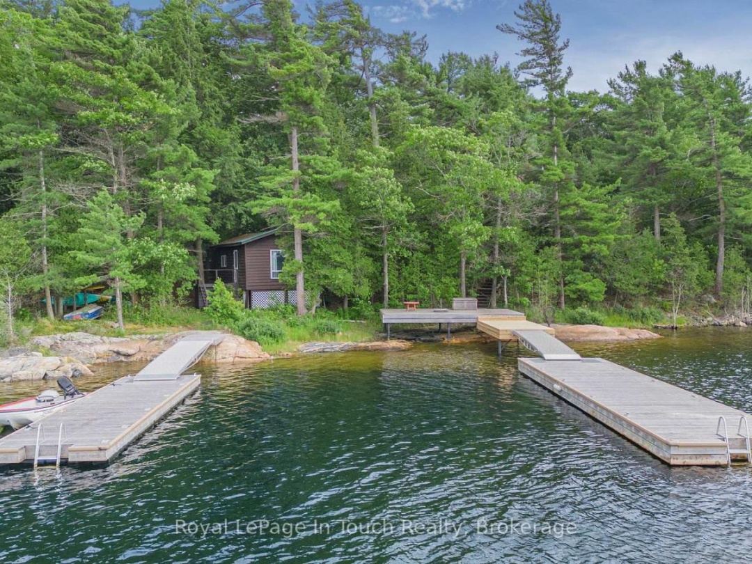 B207-10 WAHSOUNE ISLAND, Georgian Bay