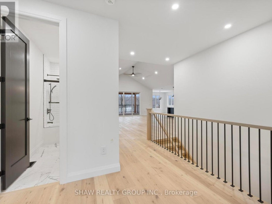 33 GLEN EAGLE COURT, 