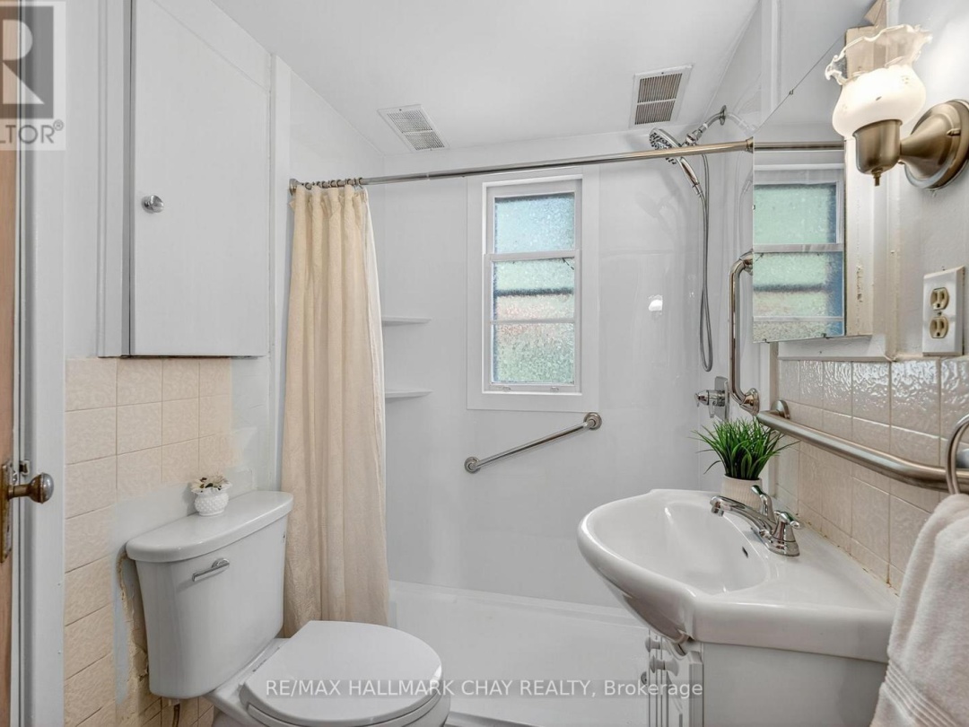 18 NORTH STREET E, 
