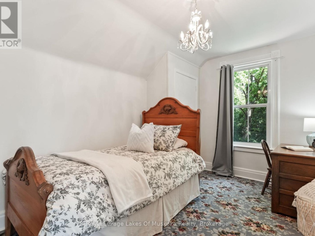 229 FRASERBURG ROAD, Bracebridge (Macaulay)