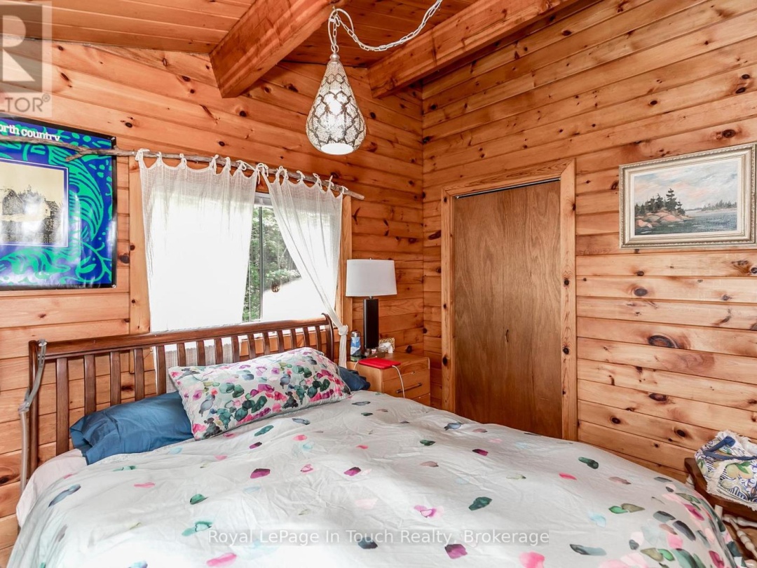 B207-7 WAHSOUNE ISLAND, Georgian Bay