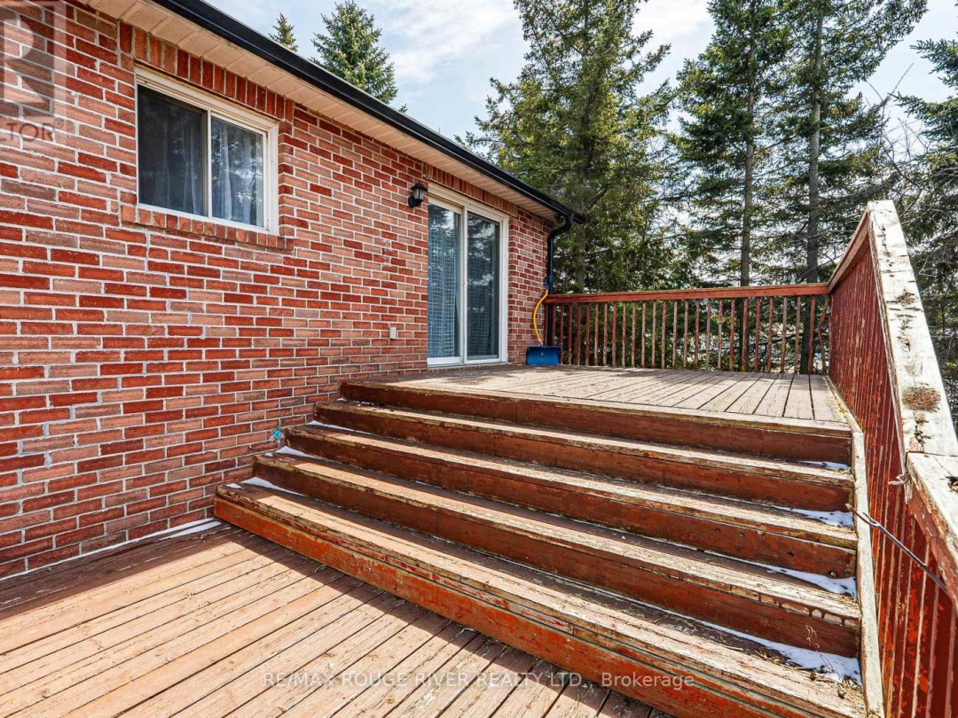 495 LAKELAND CRESCENT, 
