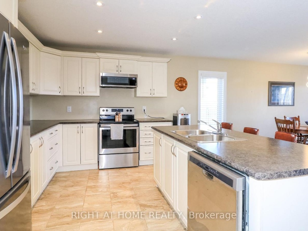 28 HUNTER AVENUE, Tay (Victoria Harbour)
