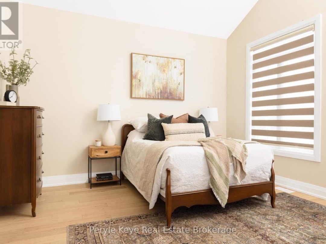 2 LEEDS COURT, Muskoka River