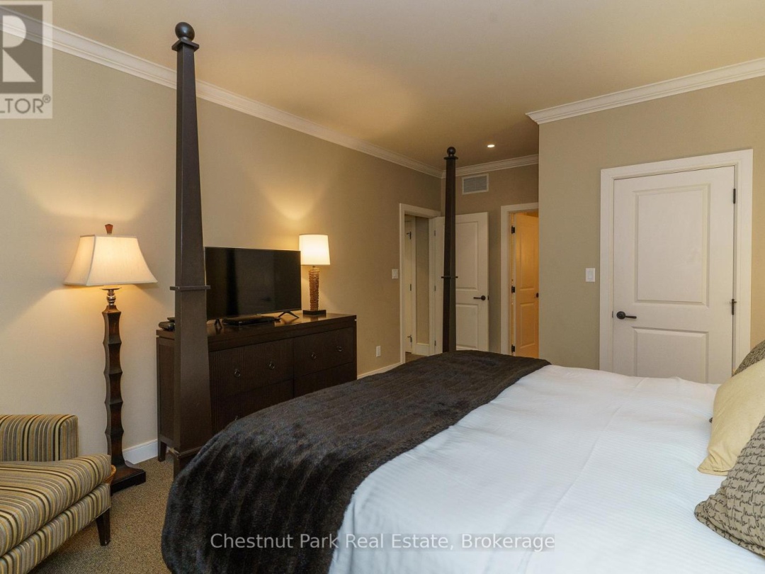 501 GLEN ABBEY WAY E, 