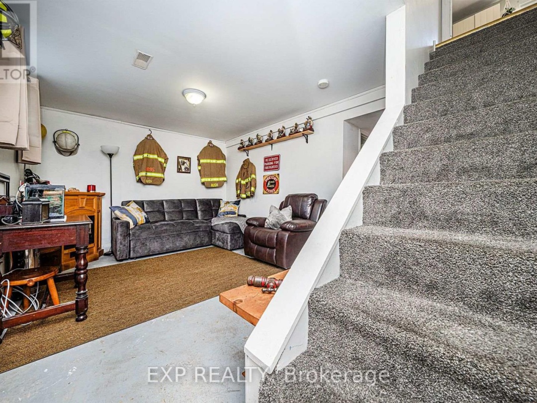 8 PINEWOOD BOULEVARD, 