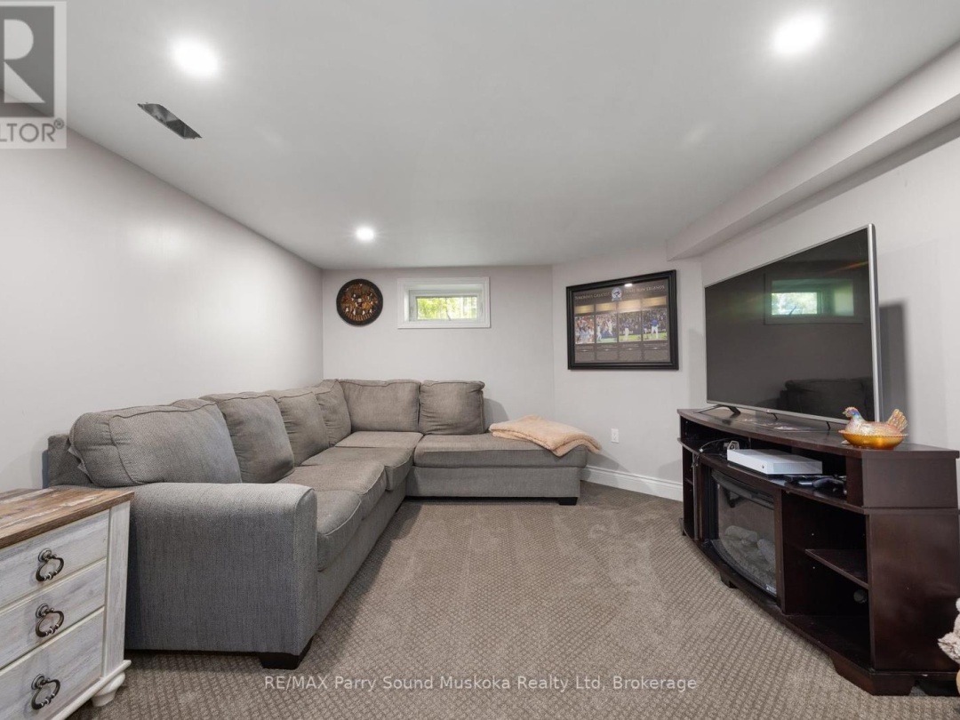 8 PINERIDGE DRIVE, McDougall