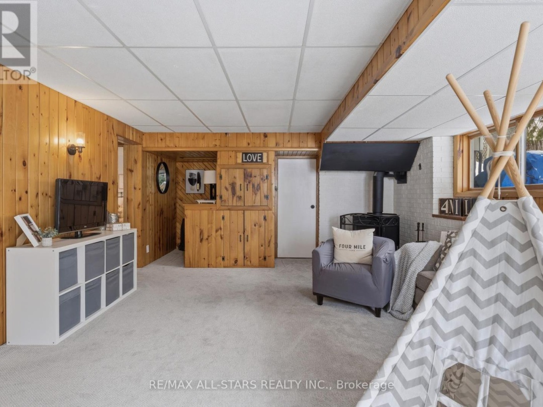 393 HILLSIDE DRIVE, Four Mile Lake