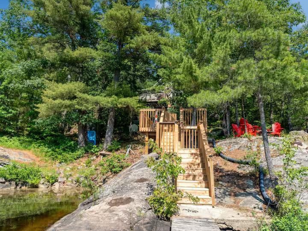 1040 OAK ROAD, Kahshe Lake