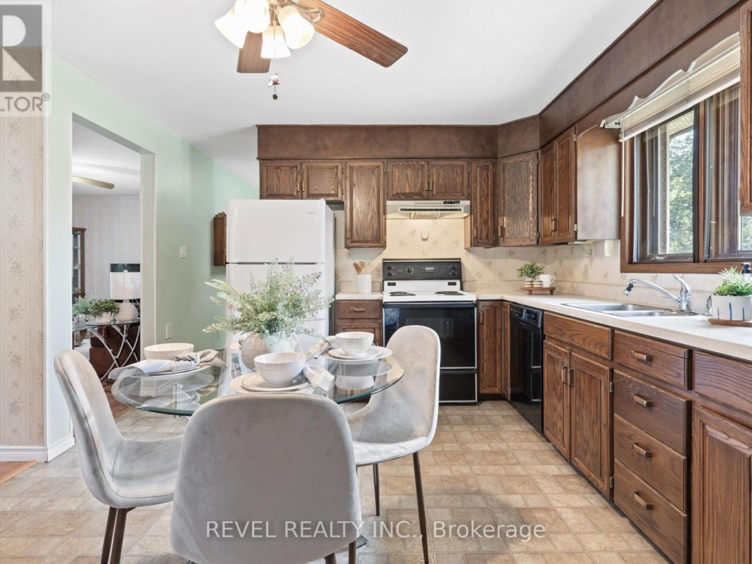 126 PINEWOOD BOULEVARD, Canal Lake