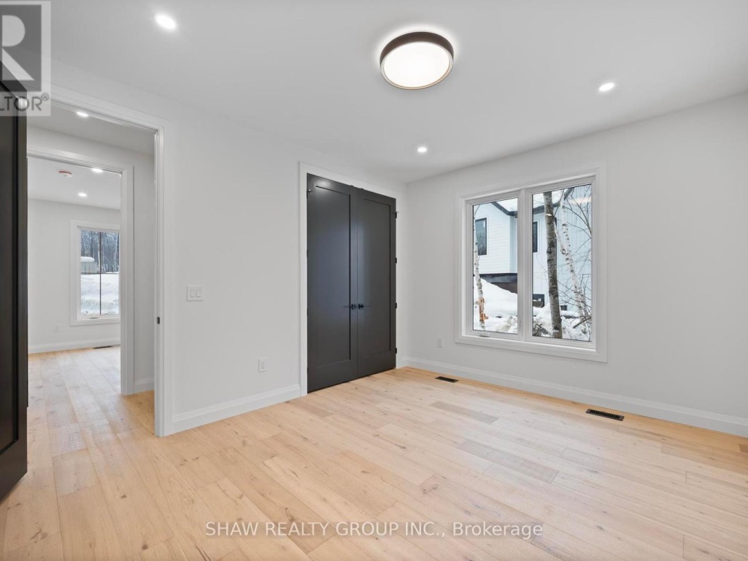 33 GLEN EAGLE COURT, 