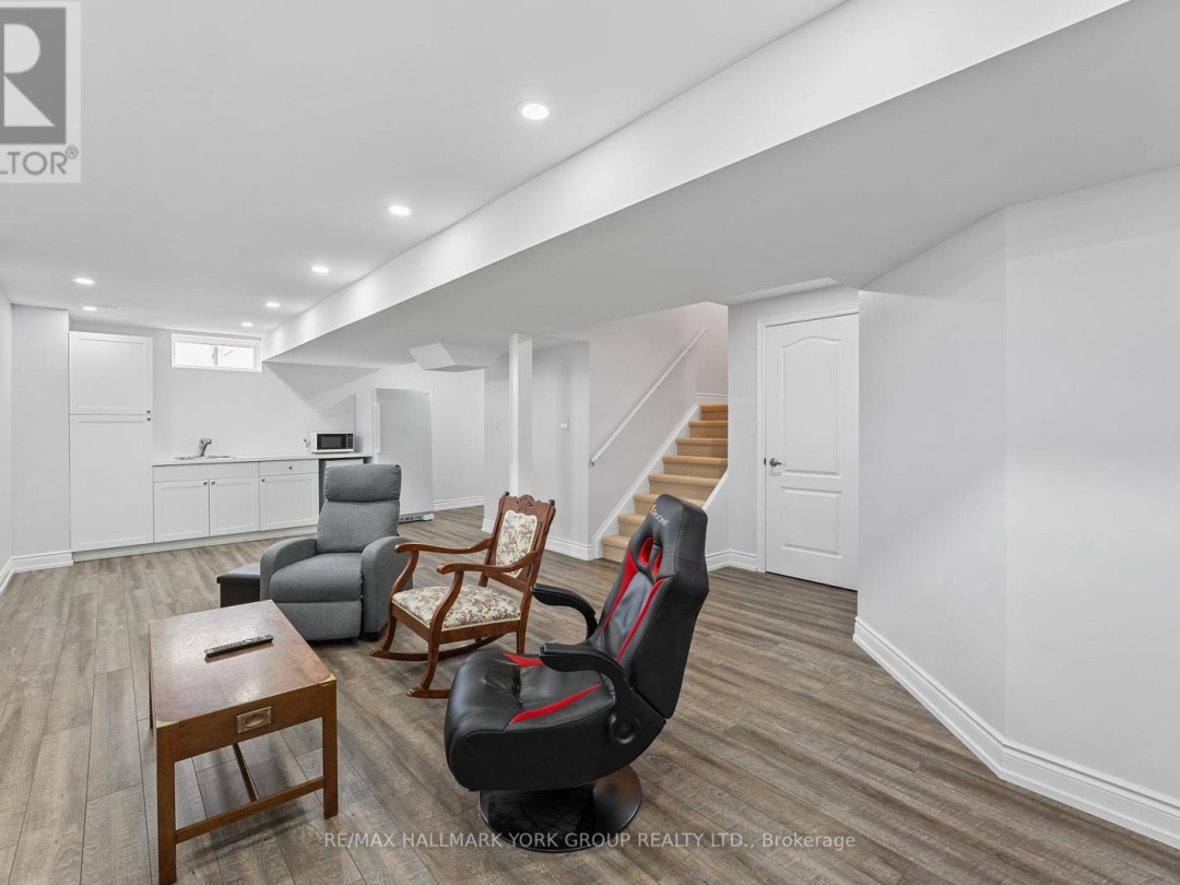 8 POLLOCK AVENUE, Lake Simcoe