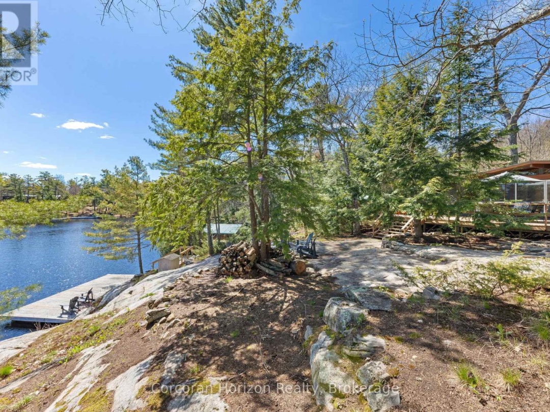 462 ISLAND 90 ISLAND, Six Mile Lake