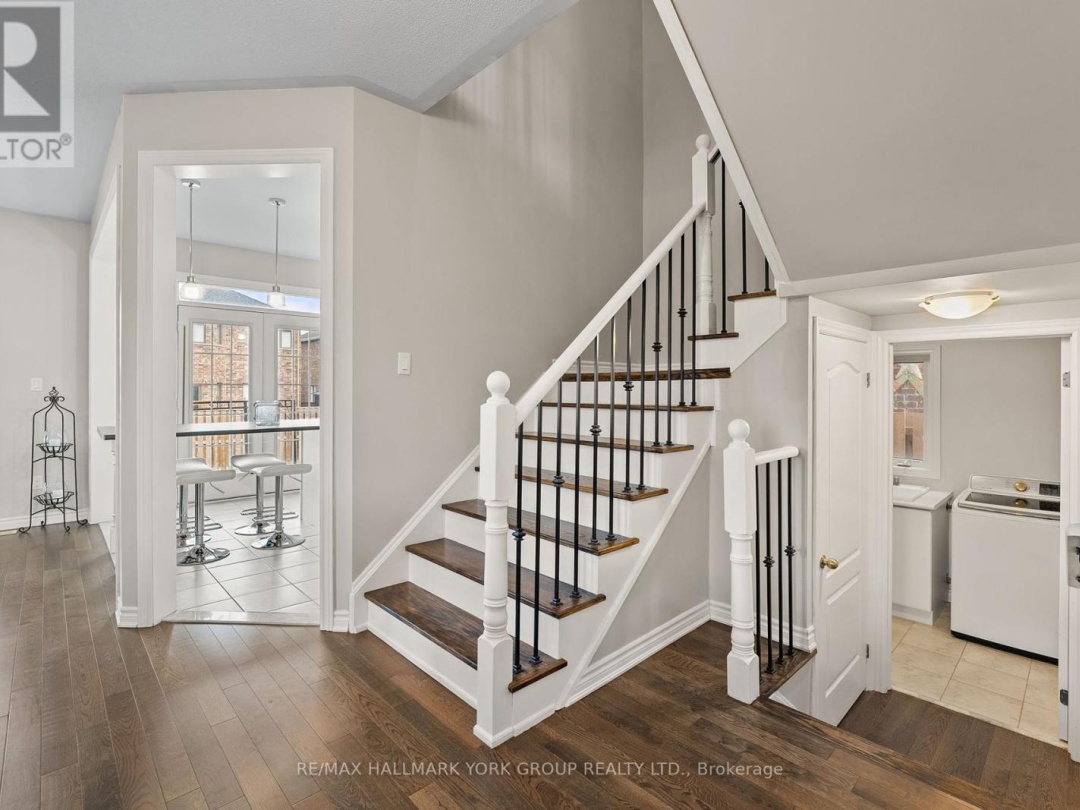8 POLLOCK AVENUE, Lake Simcoe