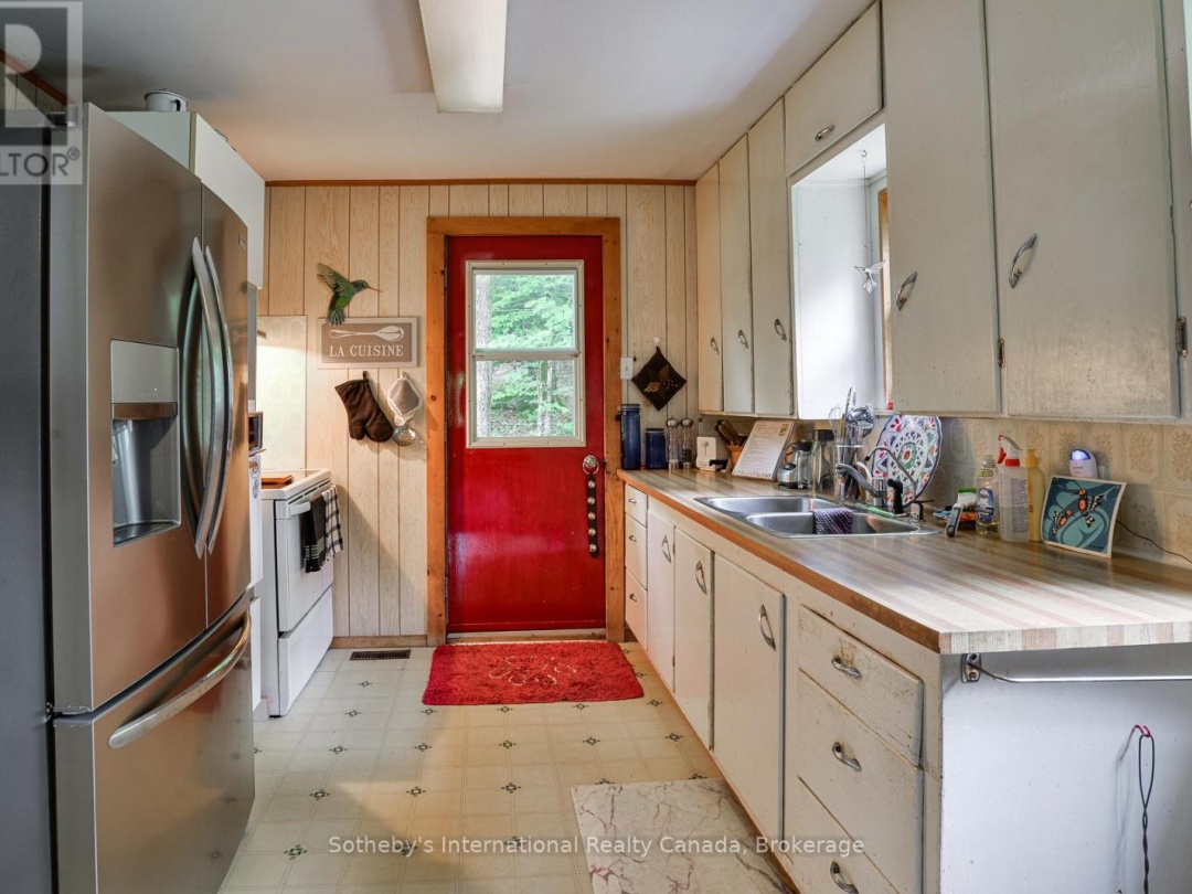 1079 HEWLITT ROAD, 