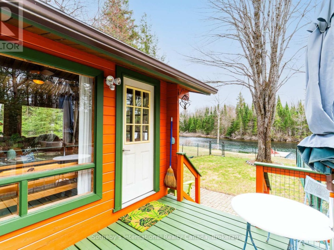 1041 CROCKFORD LANE S, Muskoka River