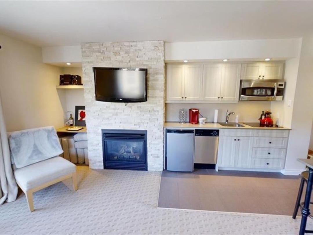 1235 Deerhurst Drive Unit# 52 307, Peninsula Lake