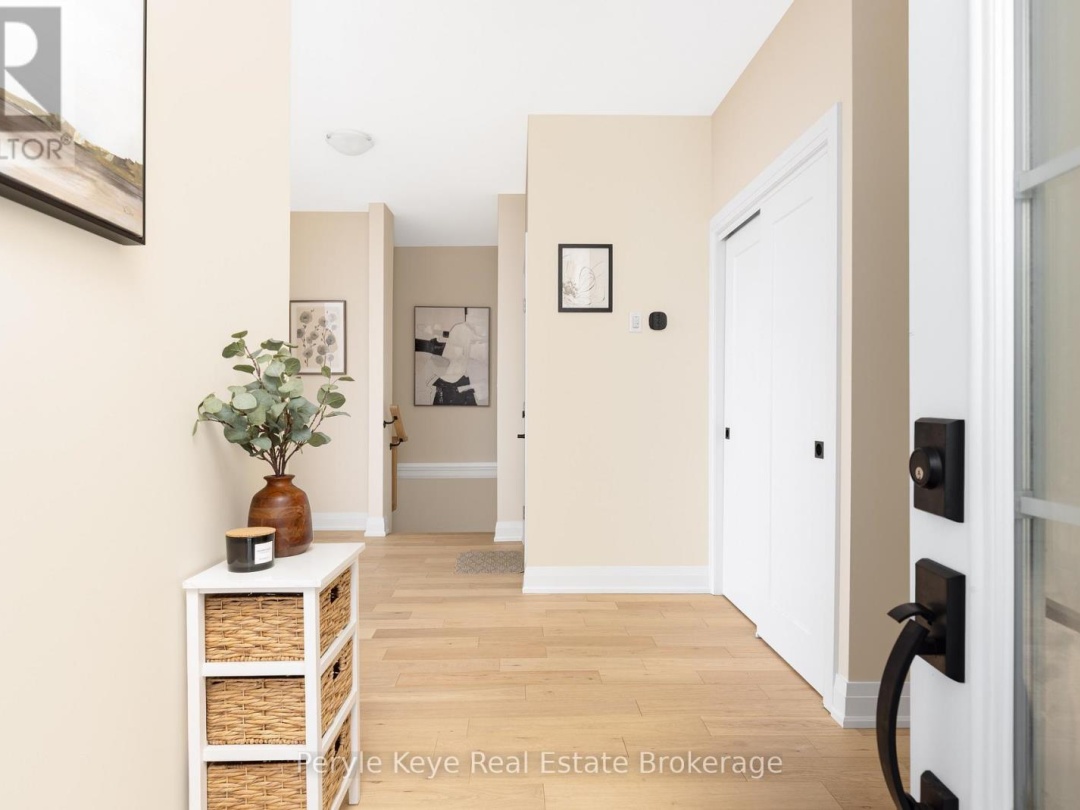 2 LEEDS COURT, Muskoka River