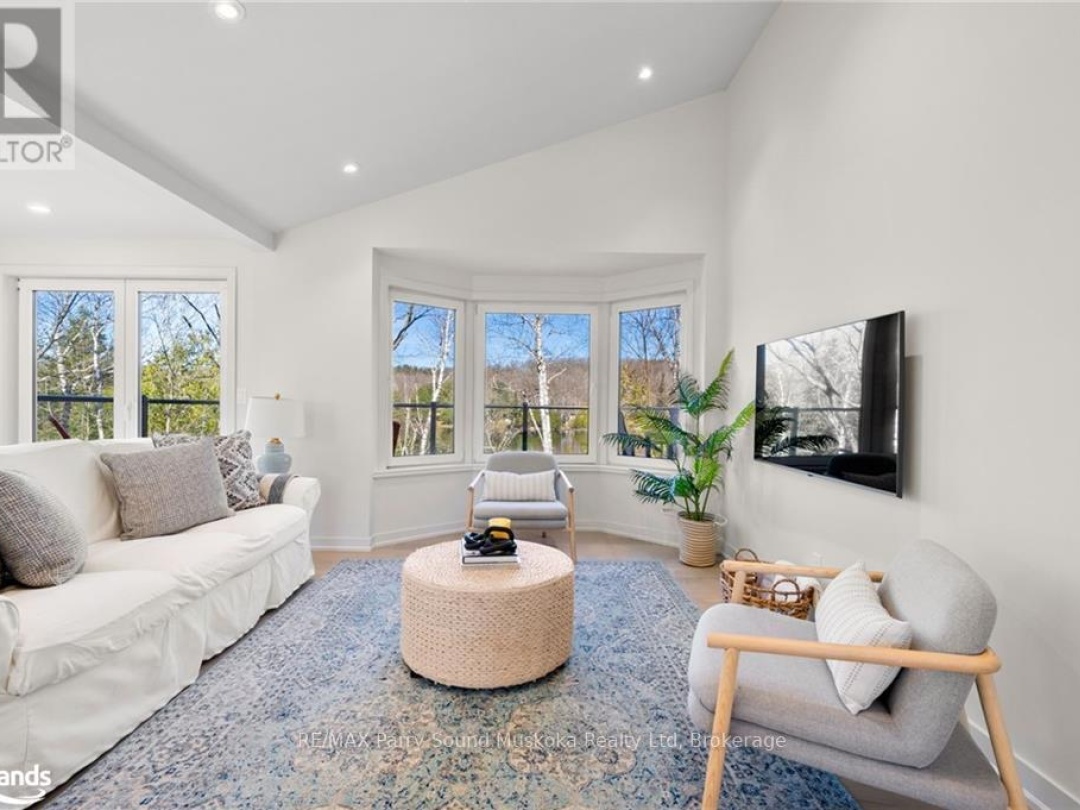 68 PINEWOOD ROAD, Long Lake