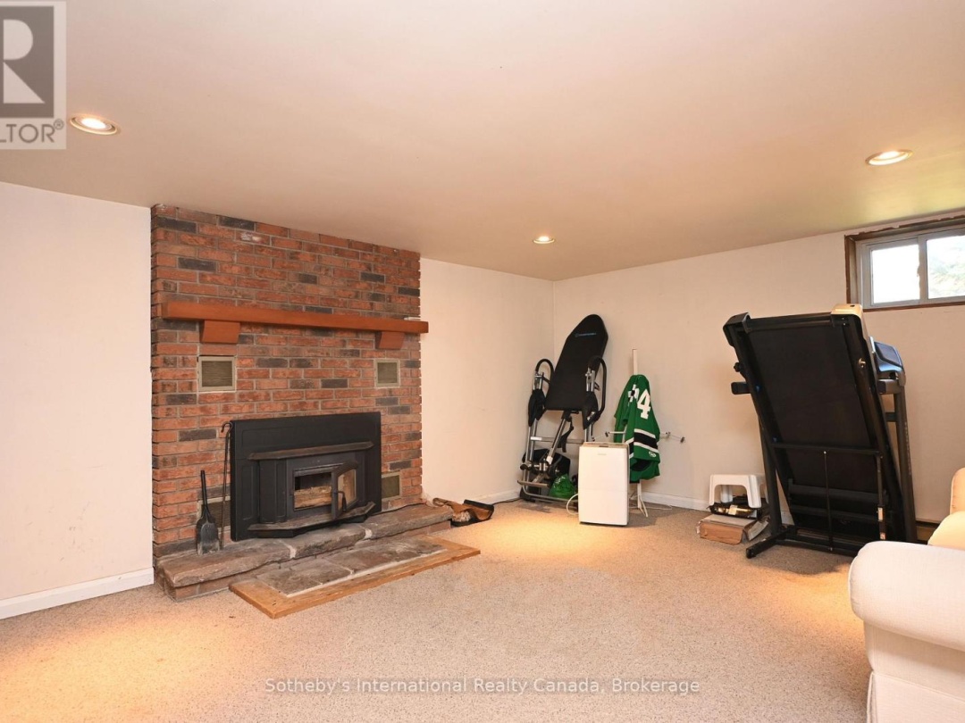6 PLEASANTVIEW DRIVE, 