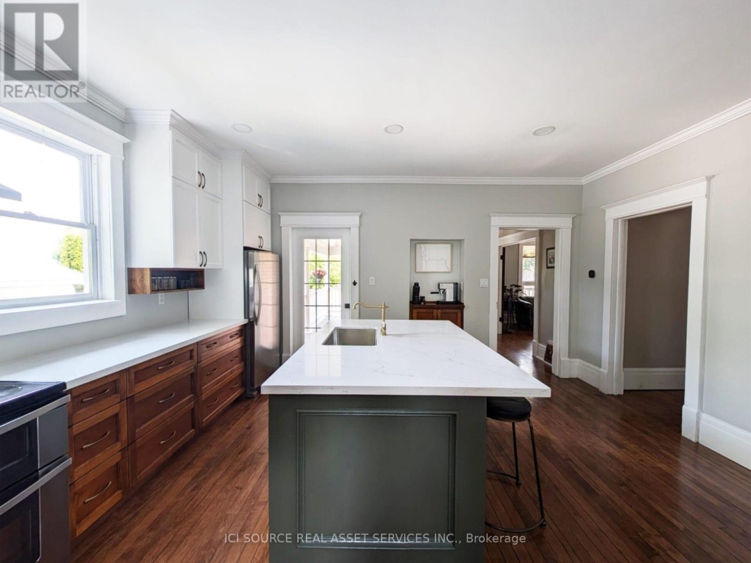 260 COLBORNE STREET W, 