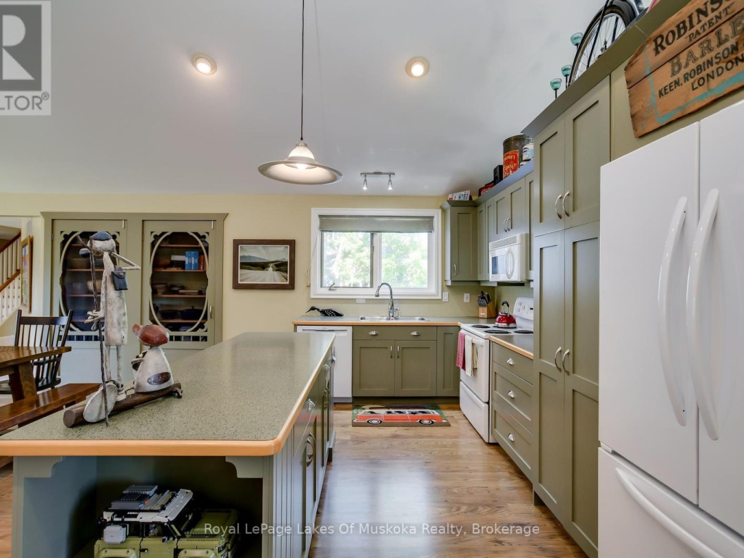 230 ECCLESTONE DRIVE, Bracebridge (Macaulay)