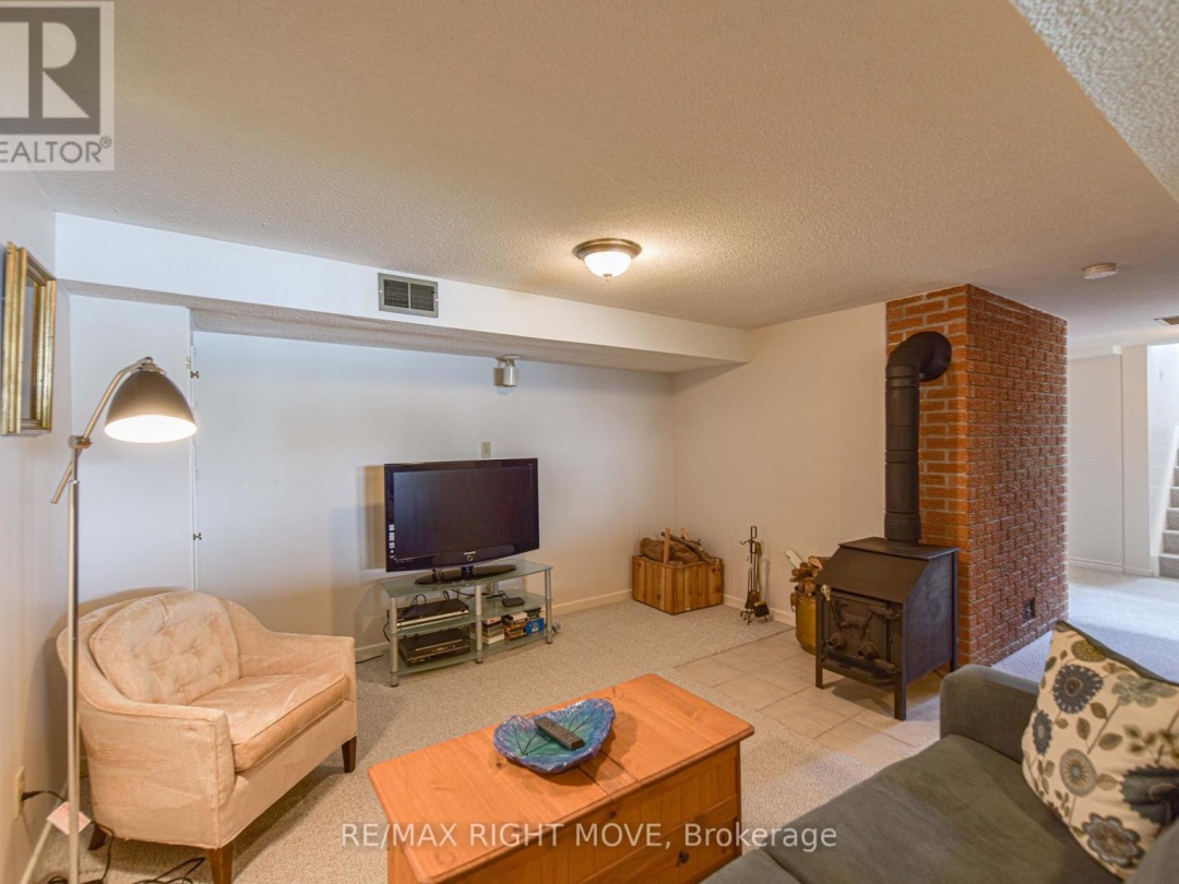 905 WOODLAND DRIVE, 