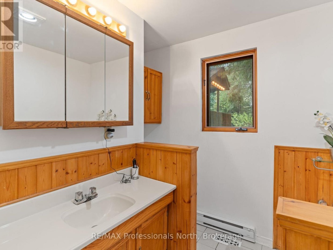 6213 KENNISIS LAKE ROAD, Kennisis Lake