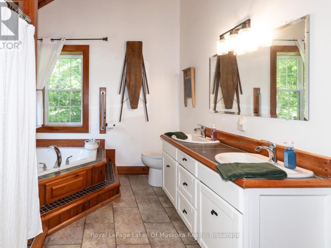 1080 WALKERS GLENN CRESCENT, Lake of Bays (Sinclair)