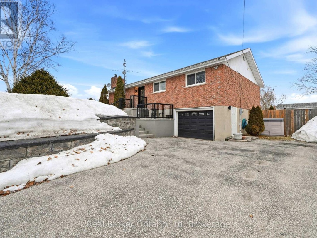 8271 93 HIGHWAY, Tiny (Wyebridge)