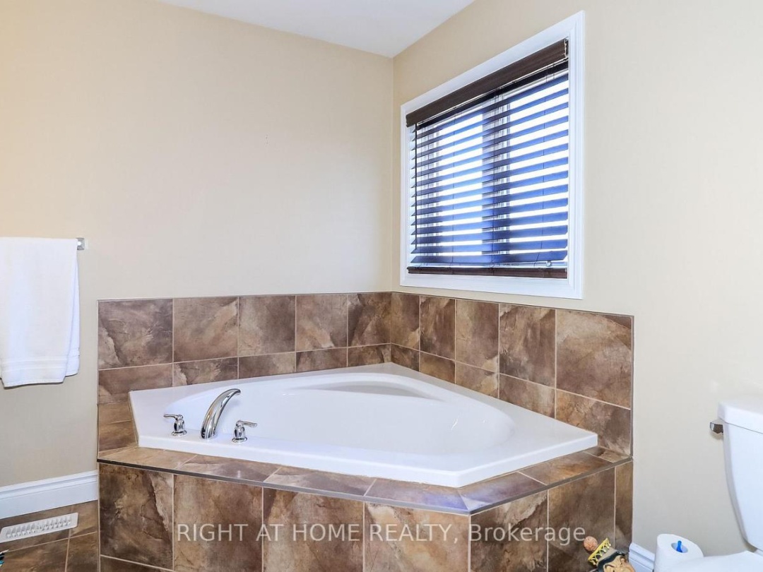 28 HUNTER AVENUE, Tay (Victoria Harbour)