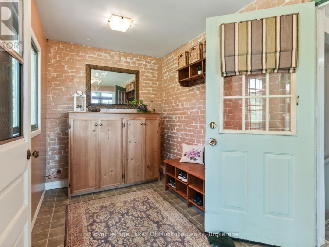 229 FRASERBURG ROAD, Bracebridge (Macaulay)