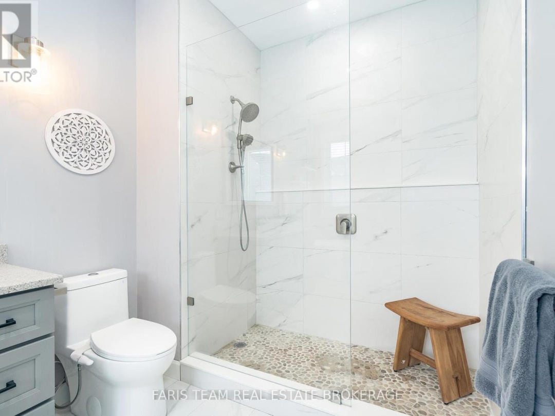 32 LEISURE COURT, 